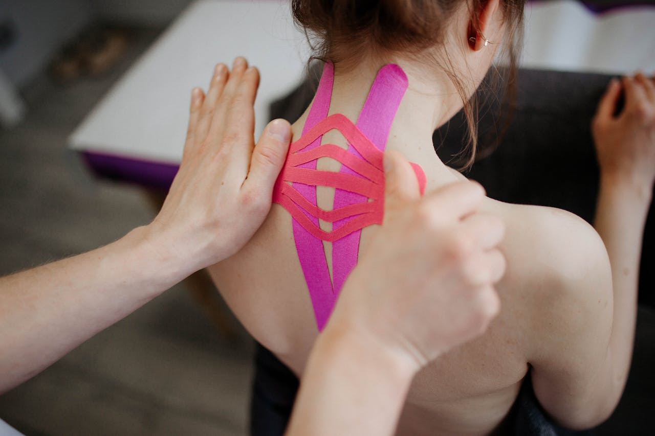 Jak taping może wspomagać rehabilitację po kontuzjach?